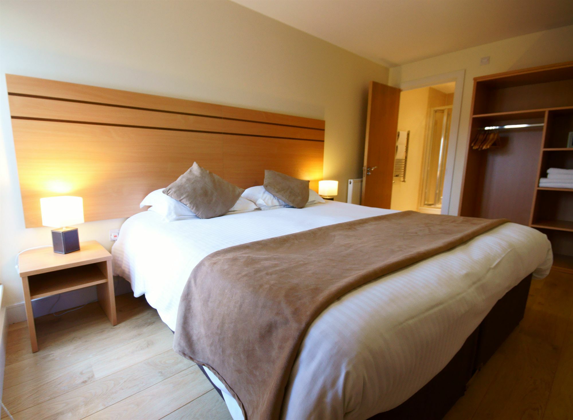 Lodge Drive Serviced Apartments Enfield Eksteriør bilde