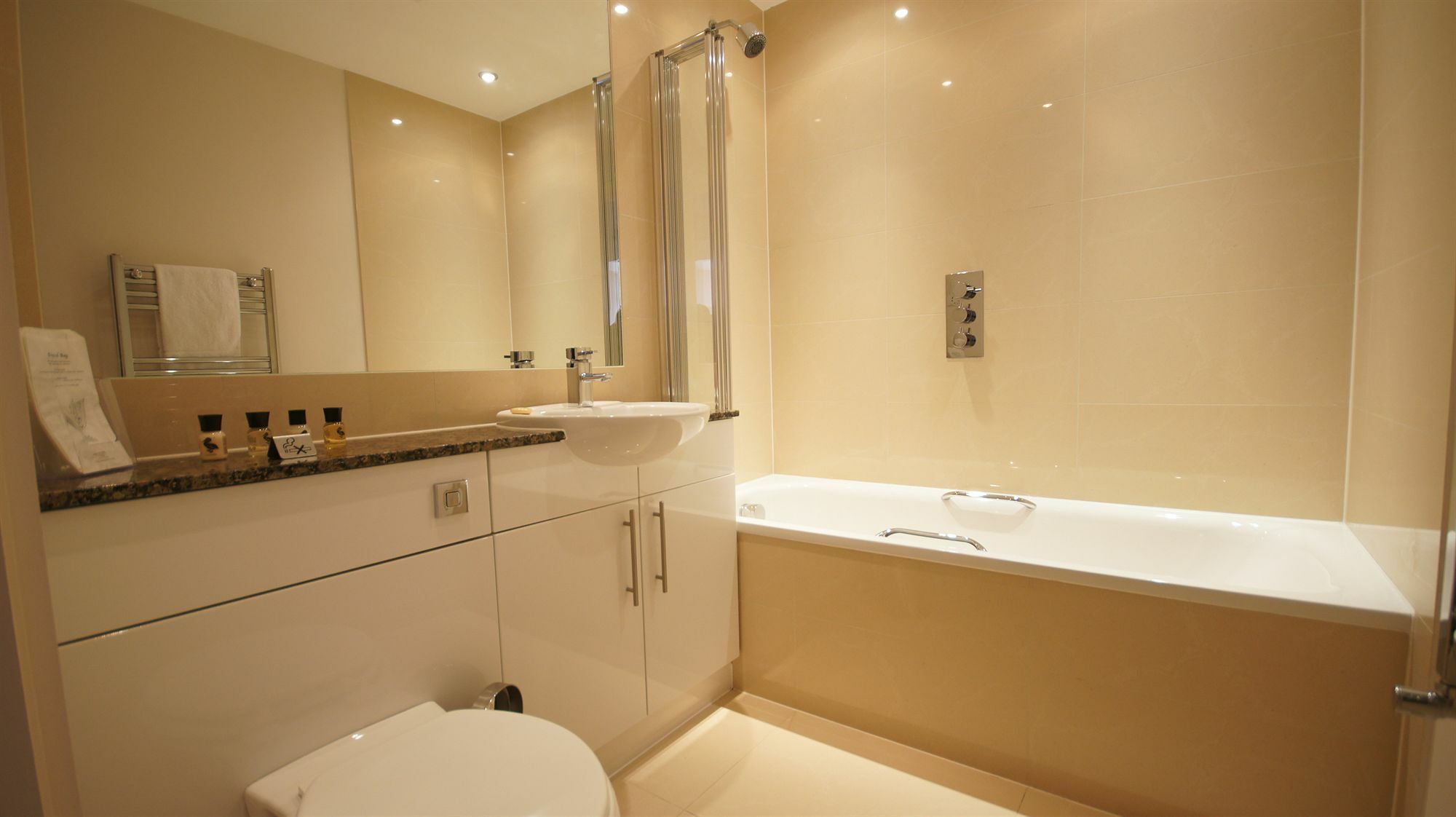 Lodge Drive Serviced Apartments Enfield Eksteriør bilde